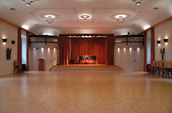 Saal mit B&uuml;hne